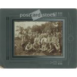 1910-es évek. Munkások csoportképe a szabadban. Készítője ismeretlen. Eredeti, kasírozott papírkép. (2792260)