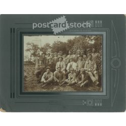   1910-es évek. Munkások csoportképe a szabadban. Készítője ismeretlen. Eredeti, kasírozott papírkép. (2792260)