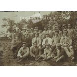 1910-es évek. Munkások csoportképe a szabadban. Készítője ismeretlen. Eredeti, kasírozott papírkép. (2792260)