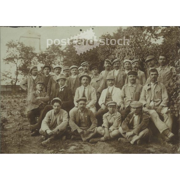 1910-es évek. Munkások csoportképe a szabadban. Készítője ismeretlen. Eredeti, kasírozott papírkép. (2792260)