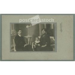   1910-es évek. Családi fotó, műtermi felvétel. Szmrecsányi, fényképészeti műterme, Nagykőrös. Készítője ismeretlen. Eredeti, kasírozott papírkép. (2792261)