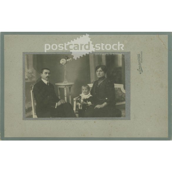 1910-es évek. Családi fotó, műtermi felvétel. Szmrecsányi, fényképészeti műterme, Nagykőrös. Készítője ismeretlen. Eredeti, kasírozott papírkép. (2792261)