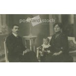 1910-es évek. Családi fotó, műtermi felvétel. Szmrecsányi, fényképészeti műterme, Nagykőrös. Készítője ismeretlen. Eredeti, kasírozott papírkép. (2792261)