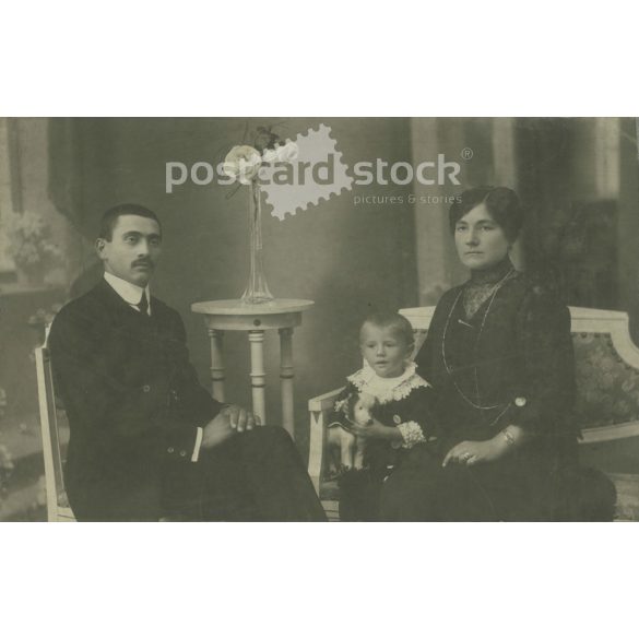1910-es évek. Családi fotó, műtermi felvétel. Szmrecsányi, fényképészeti műterme, Nagykőrös. Készítője ismeretlen. Eredeti, kasírozott papírkép. (2792261)