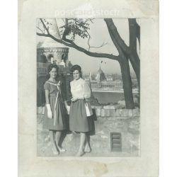   1945 után. Elegáns hölgyek a Halászbástyánál. Készítője ismeretlen. Eredeti, kasírozott papírkép. (2792262)