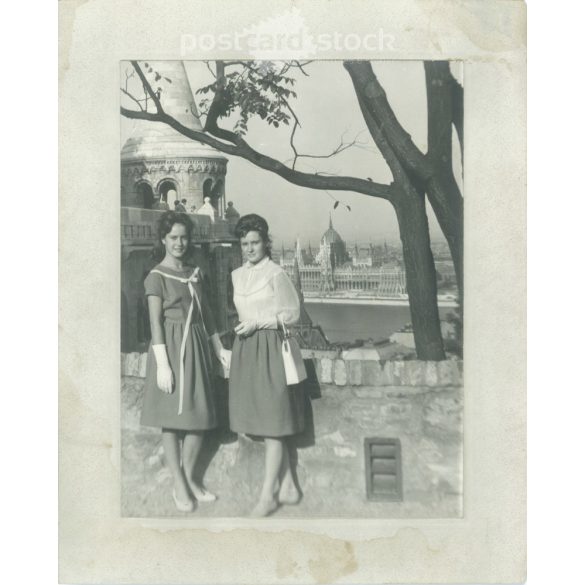 1945 után. Elegáns hölgyek a Halászbástyánál. Készítője ismeretlen. Eredeti, kasírozott papírkép. (2792262)