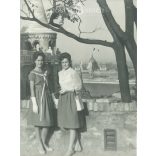1945 után. Elegáns hölgyek a Halászbástyánál. Készítője ismeretlen. Eredeti, kasírozott papírkép. (2792262)