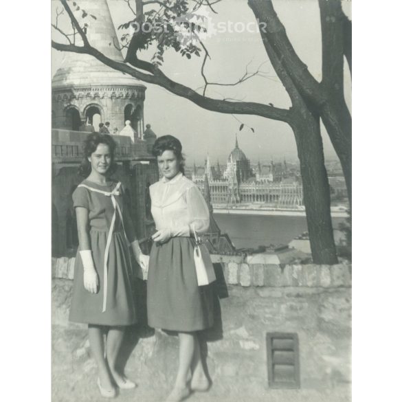 1945 után. Elegáns hölgyek a Halászbástyánál. Készítője ismeretlen. Eredeti, kasírozott papírkép. (2792262)