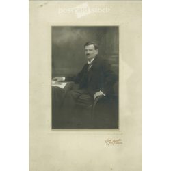   1920-es évek. Elegáns, fiatal férfi műtermi fotója. Készült Kürti, fényképészeti műtermében, Sopron. Eredeti, kasírozott papírkép. (2792263)