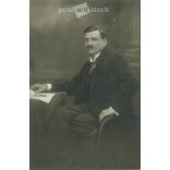 1920-es évek. Elegáns, fiatal férfi műtermi fotója. Készült Kürti, fényképészeti műtermében, Sopron. Eredeti, kasírozott papírkép. (2792263)