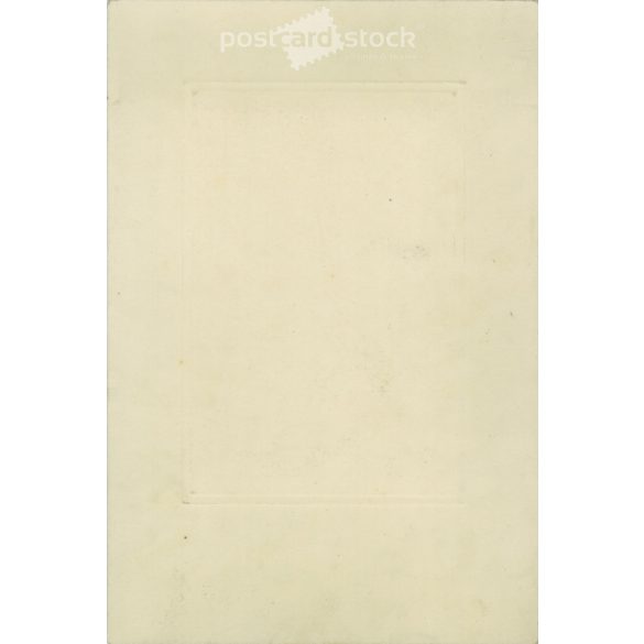 1920-es évek. Elegáns, fiatal férfi műtermi fotója. Készült Kürti, fényképészeti műtermében, Sopron. Eredeti, kasírozott papírkép. (2792263)
