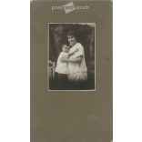 1910-es évek. Édesanya gyermekével, műtermi felvétel. Készült Homonnai, fényképészeti műtermében, Makó. Eredeti, kasírozott papírkép. (2792264)