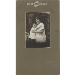   1910-es évek. Édesanya gyermekével, műtermi felvétel. Készült Homonnai, fényképészeti műtermében, Makó. Eredeti, kasírozott papírkép. (2792264)