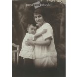 1910-es évek. Édesanya gyermekével, műtermi felvétel. Készült Homonnai, fényképészeti műtermében, Makó. Eredeti, kasírozott papírkép. (2792264)