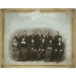   1910-es évek. Nagyméretű, családi fotó, műtermi felvétel. Készítője ismeretlen. Eredeti, kasírozott papírkép. (2792265)