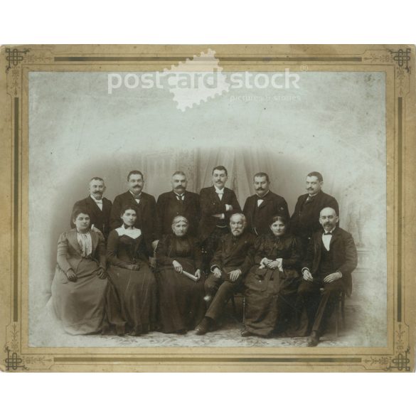1910-es évek. Nagyméretű, családi fotó, műtermi felvétel. Készítője ismeretlen. Eredeti, kasírozott papírkép. (2792265)