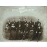 1910-es évek. Nagyméretű, családi fotó, műtermi felvétel. Készítője ismeretlen. Eredeti, kasírozott papírkép. (2792265)