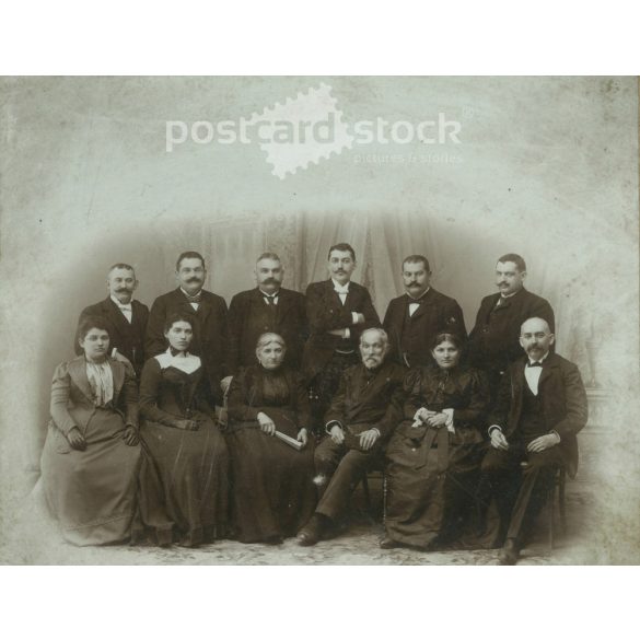 1910-es évek. Nagyméretű, családi fotó, műtermi felvétel. Készítője ismeretlen. Eredeti, kasírozott papírkép. (2792265)