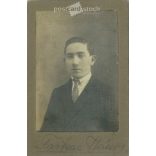 1900-as évek eleje. Farkas János műtermi portréfotója. Készítője ismeretlen. A fotó Budapesten készült. Eredeti kabinetfotó / keményhátú fotó / vizitkártya, CDV fotó. (2792266)