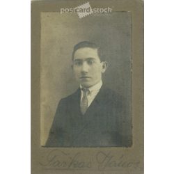   1900-as évek eleje. Farkas János műtermi portréfotója. Készítője ismeretlen. A fotó Budapesten készült. Eredeti kabinetfotó / keményhátú fotó / vizitkártya, CDV fotó. (2792266)