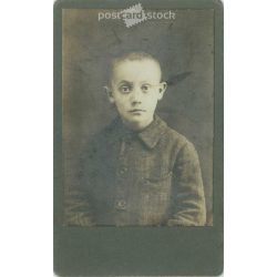   1900-as évek eleje. Fiatal fiú műtermi portréfotója. Készítője ismeretlen. Eredeti kabinetfotó / keményhátú fotó / vizitkártya, CDV fotó. (2792267)