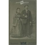 1910-es évek. Házaspár, egészalakos, műtermi portréfotója. Készült Hunnia, fényképészeti műtermében, Budapest. Eredeti kabinetfotó / keményhátú fotó / vizitkártya, CDV fotó. (2792268)