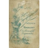 1910-es évek. Házaspár gyermekével, egészalakos, műtermi portréfotó. Készült a Papír Gyorsfényképészeti műteremben, Budapest, Városloget. Eredeti kabinetfotó / keményhátú fotó / vizitkártya, CDV fotó. (2792269)