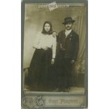 1910-es évek. Házaspár egészalakos, műtermi portréfotója. Készítője ismeretlen. Eredeti kabinetfotó / keményhátú fotó / vizitkártya, CDV fotó. (2792270)