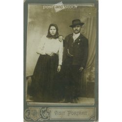   1910-es évek. Házaspár egészalakos, műtermi portréfotója. Készítője ismeretlen. Eredeti kabinetfotó / keményhátú fotó / vizitkártya, CDV fotó. (2792270)