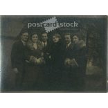 1920-as évek. Fiatalok csoportképe a szabadban. Készítője ismeretlen. Eredeti, papírkép. (2792271)