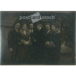   1920-as évek. Fiatalok csoportképe a szabadban. Készítője ismeretlen. Eredeti, papírkép. (2792271)