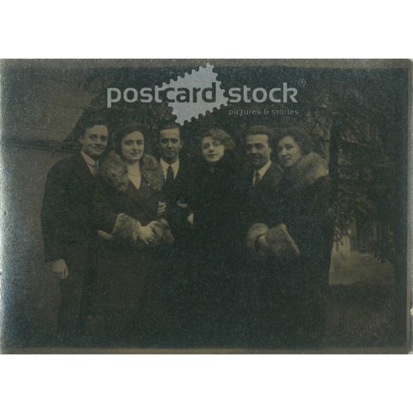1920-as évek. Fiatalok csoportképe a szabadban. Készítője ismeretlen. Eredeti, papírkép. (2792271)
