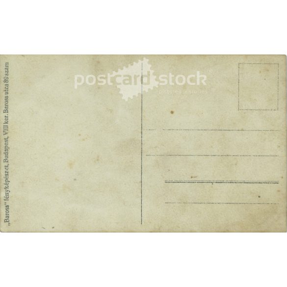 1940-es évek. Ismeretlen, fiatal nő, egészalakos fotója, virággal. Baross fényképészet műteremben készült. Budapest, Baross utca. Fotólap, képeslap. Eredeti papírkép, zselatinos ezüst. (2792277)