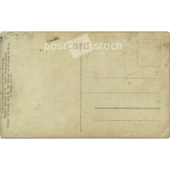 1930-as évek. Ismeretlen, fiatal fiú, egészalakos fotója. Fotó-lux fényképészeti vállalat műtermében készült. Budapest, Ráday utca. Színezett fotólap, képeslap. Eredeti papírkép. (2792278)