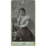 1890-es évek vége. Ismeretlen, fiatal nő könyvvel a kezében, egészalakos fotó. Mai és Társa fényképészeti műteremben készült. Budapest. Eredeti kabinetfotó / keményhátú fotó / vizitkártya, CDV fotó. (2792280)