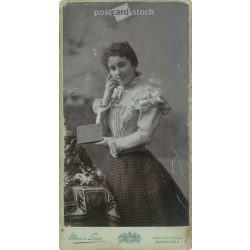   1890-es évek vége. Ismeretlen, fiatal nő könyvvel a kezében, egészalakos fotó. Mai és Társa fényképészeti műteremben készült. Budapest. Eredeti kabinetfotó / keményhátú fotó / vizitkártya, CDV fotó. (2792280)