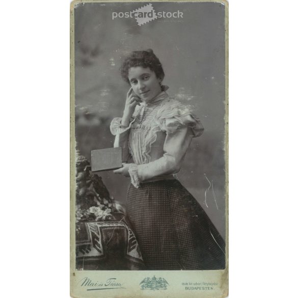 1890-es évek vége. Ismeretlen, fiatal nő könyvvel a kezében, egészalakos fotó. Mai és Társa fényképészeti műteremben készült. Budapest. Eredeti kabinetfotó / keményhátú fotó / vizitkártya, CDV fotó. (2792280)