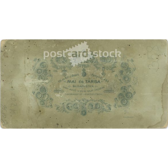 1890-es évek vége. Ismeretlen, fiatal nő könyvvel a kezében, egészalakos fotó. Mai és Társa fényképészeti műteremben készült. Budapest. Eredeti kabinetfotó / keményhátú fotó / vizitkártya, CDV fotó. (2792280)