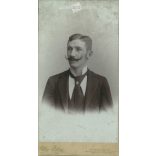 1900-as évek eleje. Ismeretlen férfi portréfotója. Uher Ödön fényképészeti műteremében készült. Budapest. Eredeti kabinetfotó / keményhátú fotó / vizitkártya, CDV fotó. (2792281)