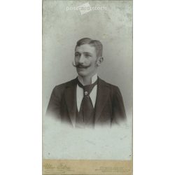   1900-as évek eleje. Ismeretlen férfi portréfotója. Uher Ödön fényképészeti műteremében készült. Budapest. Eredeti kabinetfotó / keményhátú fotó / vizitkártya, CDV fotó. (2792281)