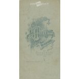 1900-as évek eleje. Ismeretlen férfi portréfotója. Uher Ödön fényképészeti műteremében készült. Budapest. Eredeti kabinetfotó / keményhátú fotó / vizitkártya, CDV fotó. (2792281)