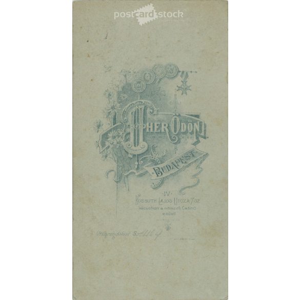 1900-as évek eleje. Ismeretlen férfi portréfotója. Uher Ödön fényképészeti műteremében készült. Budapest. Eredeti kabinetfotó / keményhátú fotó / vizitkártya, CDV fotó. (2792281)