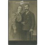 1890-es évek vége. Ismeretlen pár műtermi felvétele. Kulcsár Gizella fényképészeti műteremben készült. Vácon. Eredeti kabinetfotó / keményhátú fotó / vizitkártya, CDV fotó. (2792282)