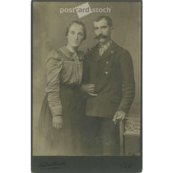1890-es évek vége. Ismeretlen pár műtermi felvétele. Kulcsár Gizella fényképészeti műteremben készült. Vácon. Eredeti kabinetfotó / keményhátú fotó / vizitkártya, CDV fotó. (2792282)