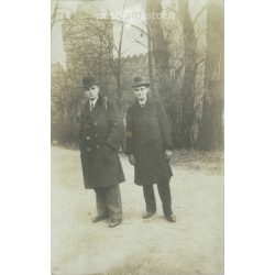   1920-as évek. Ismeretlen testvérpár fotója, Budapest Városliget, Vajdahunyad vára előtt. Eredeti papírkép, készítője ismeretlen. Fotólap, képeslap. (2792286)