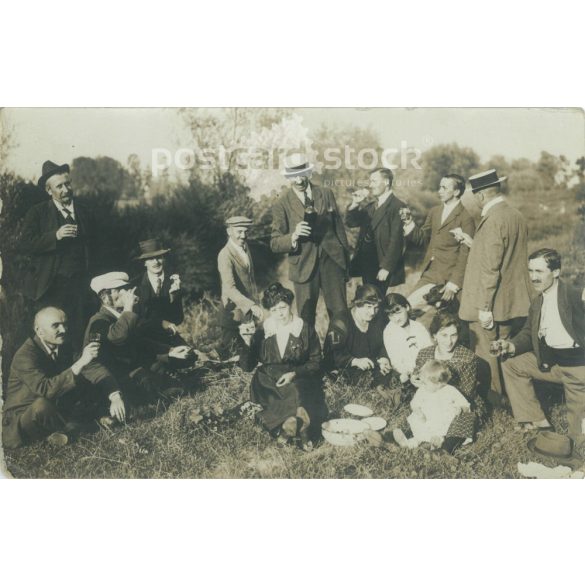 1920 - Emlék, Csurikának Ernőtől. Balassagyarmat. Barári társaság a szabadban. Készítője ismeretlen. Eredeti Papírkép. Fotólap, képeslap. (2792289)