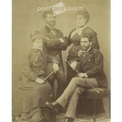   1900-as évek elején készült műtermi csoportkép. A kép készítője és a képen szereplők személye ismeretlen. Eredeti papírkép. (2792293)