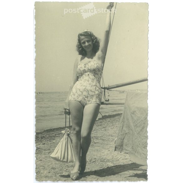 1930-as évek. Vízparti, fürdőruhás kép. A kép készítője és a képen szereplő személy ismeretlen. Eredeti papírkép, fotólap. (2792299)