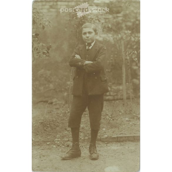 1920-as évek. Fiatal fiú karbatett kézzel. A kép készítője és a képen szereplő személye ismeretlen. Fotólap, régi képeslap. (2792301)