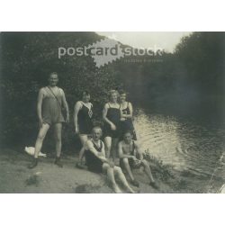   1924 - Fűrdőzők csoportképe. A kép készítője és a képen szereplők személye ismeretlen. A fotó Magyarországon készült. Eredeti papírkép. (2792302)